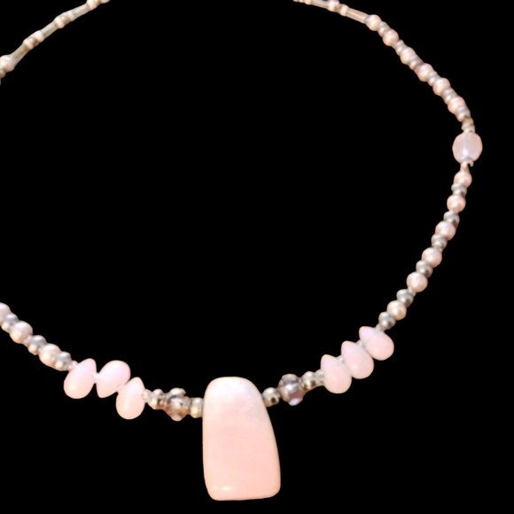 PINK PEARLY BEADS WITH PINK  ROCK PENDENT NECKLACE - Picture 3 of 3